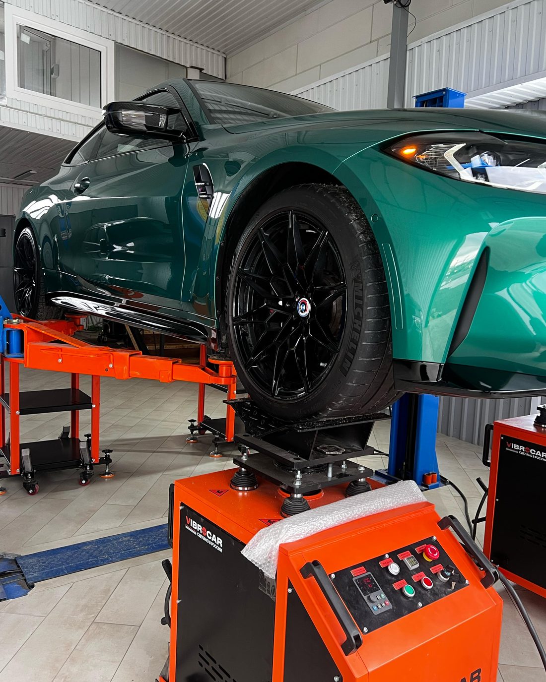 BMW M4 колесом на платформе вибростенда