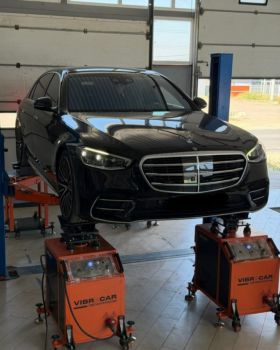 Mercedes S-класса на вибростенде в боксе Гараж Молл