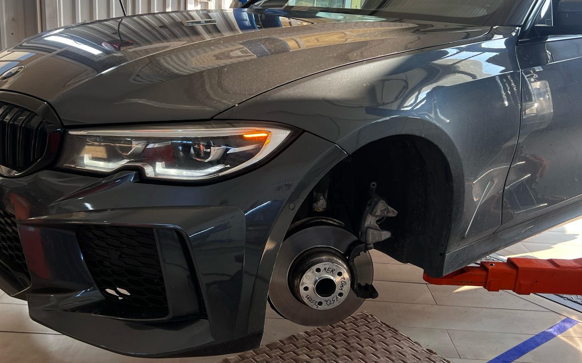 BMW на подъёмнике со снятым колесом