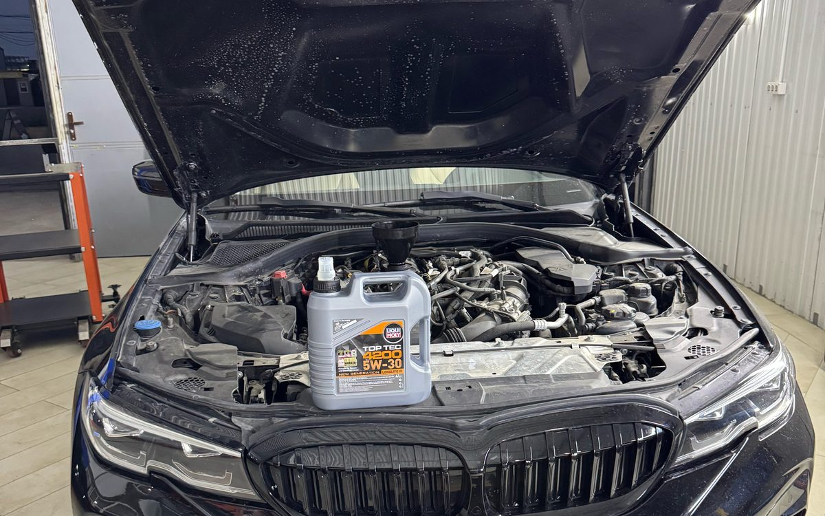 Подкапотное пространство BMW с канистрой масла